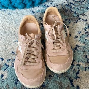 Blush Saucony Tennis Shoes